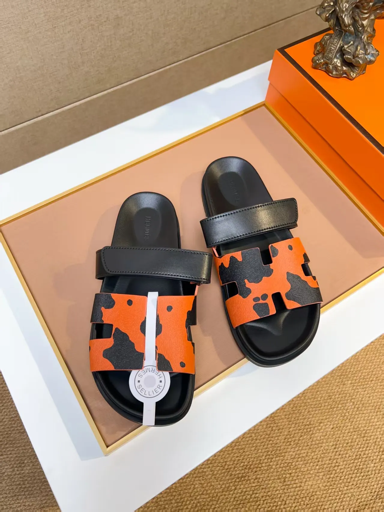 Men's clothing and shoes 💰340 💅💅💅 new arrival. Hermes Hermes official website latest counter synchronized new oran color leather H slippers, the original Paris version flew back to the original model and opened the mold to make it perfectly🍌The highest quality Sincerity, you can enter and leave the counter at will [Deyi] The upper is made of original customized  colored palm prints, crocodile print, ostrich print, colored cow leather, colored cow suede, 🤔 horse hair, 🥳 colored diamonds, 🥰 3D printing, and other genuine leather slippers, imported cow pattern foot pad lining, Italian  latest original genuine leather combination outsole Code number: 38-48 (customized at 46.47.48) Can be made into picture combination sole with genuine leather pattern and ordinary molded outsole